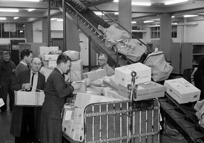 128928 Afbeelding van de Sinterklaasdrukte bij de pakketpost in het Stationspostkantoor (Laan van Puntenburg 5) te Utrecht.